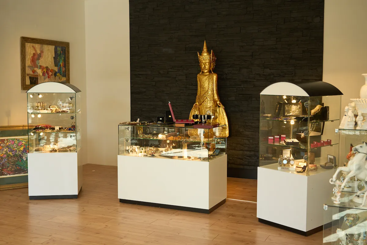 Innenraum des Brunswiker Antik Pavillon in Kiel mit Vitrinen und antikem Buddha